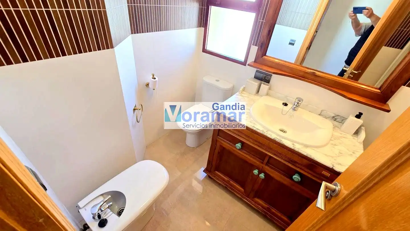 Bany de Apartament de lloguer en Gandia amb Aire condicionat, Terrassa i Moblat