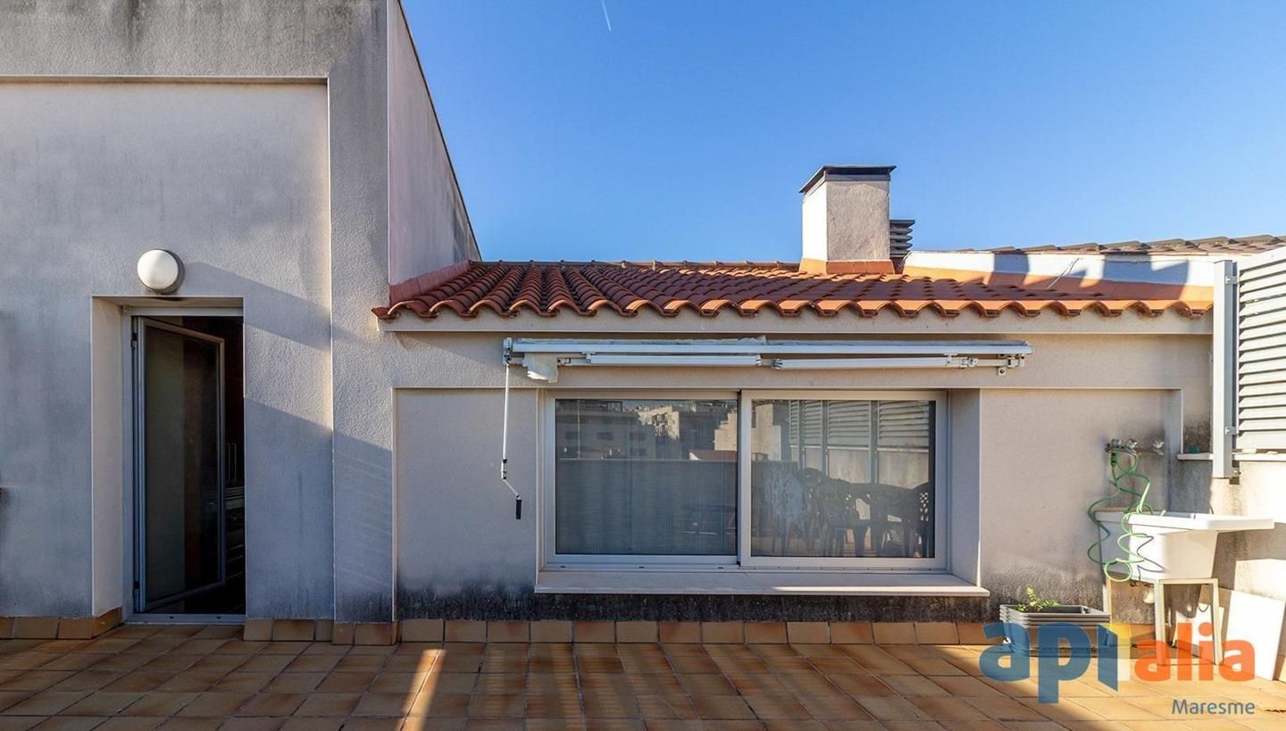 Vista exterior de Àtic en venda en Mataró amb Aire condicionat, Terrassa i Traster