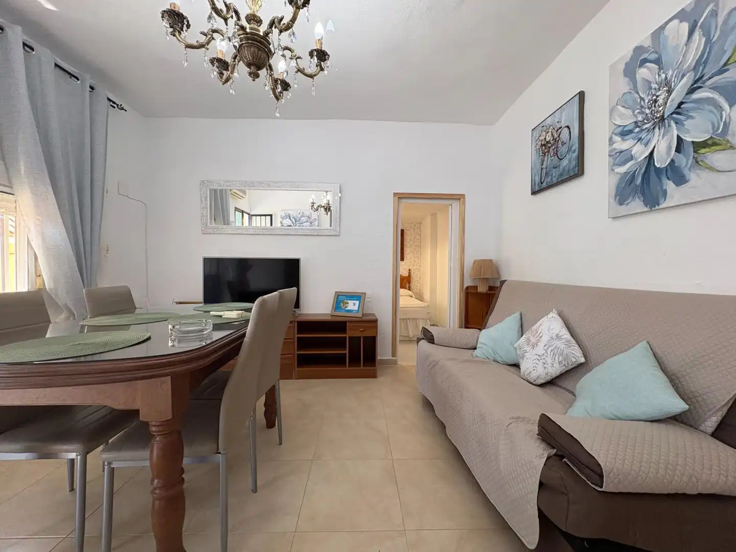 Sala d'estar de Casa adosada en venda en Ardales amb Jardí privat, Terrassa i Moblat
