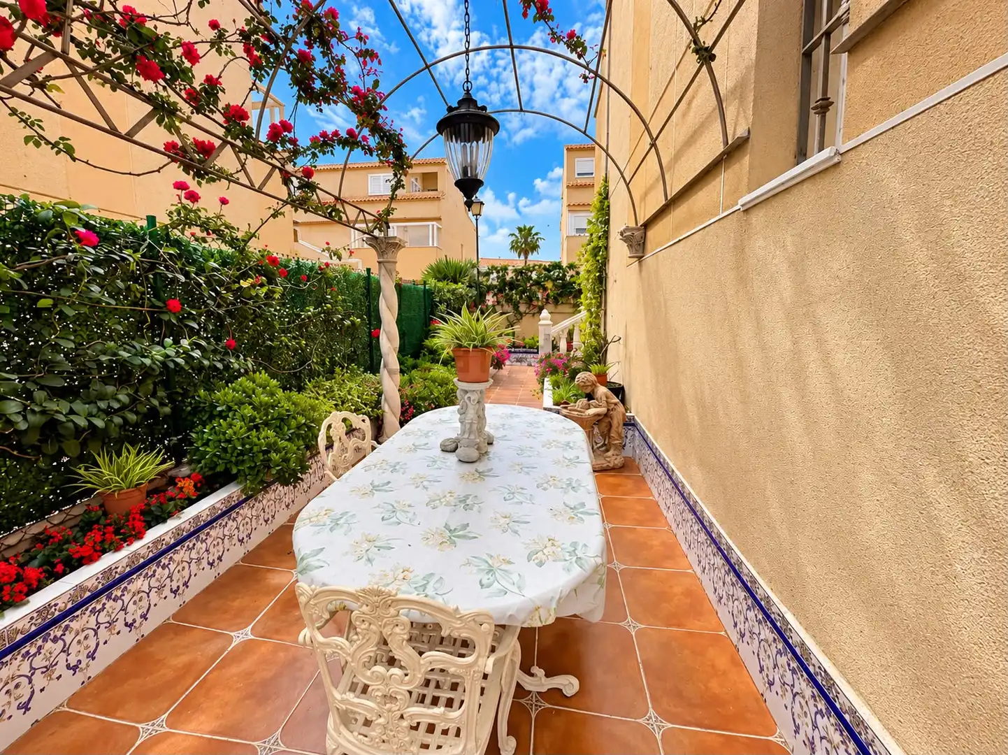 Terraced house with terrace for sale in Calle Versalles 7, imagen 4