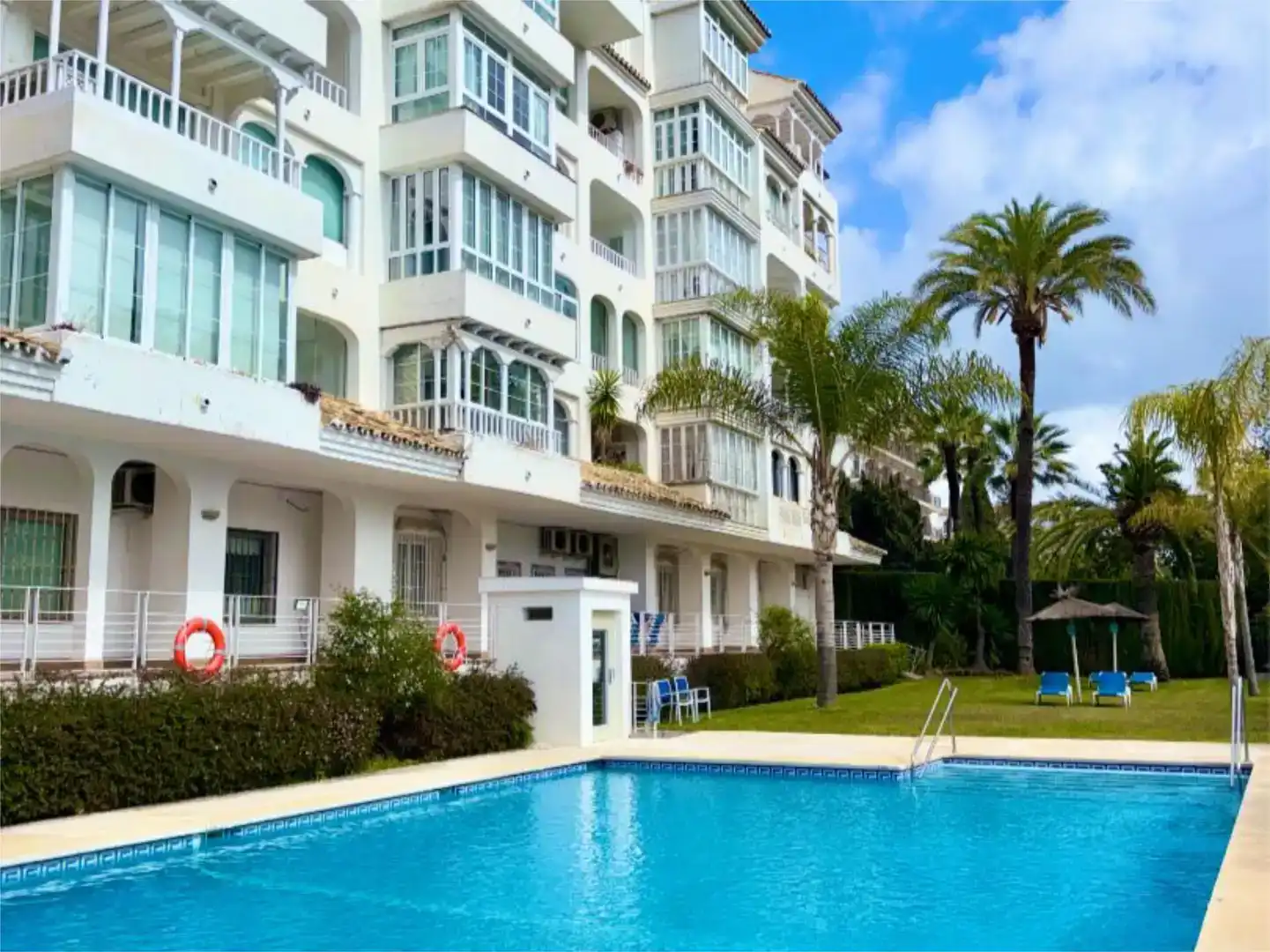 Vista exterior de Apartament de lloguer en Marbella amb Aire condicionat, Piscina i Balcó
