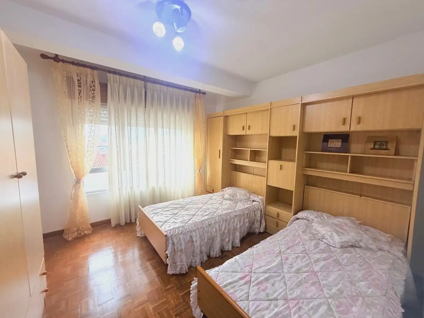 Habitación de Piso en venta en Avilés con Calefacción, Parquet y Terraza