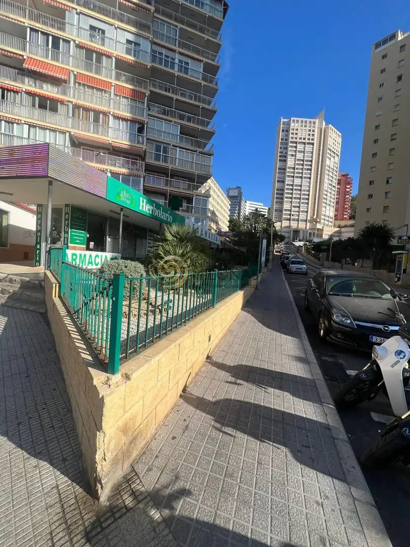 Vista exterior de Local en venta en Finestrat