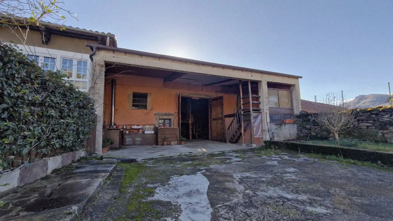 Vista exterior de Casa o xalet en venda en Molledo amb Calefacció, Terrassa i Traster