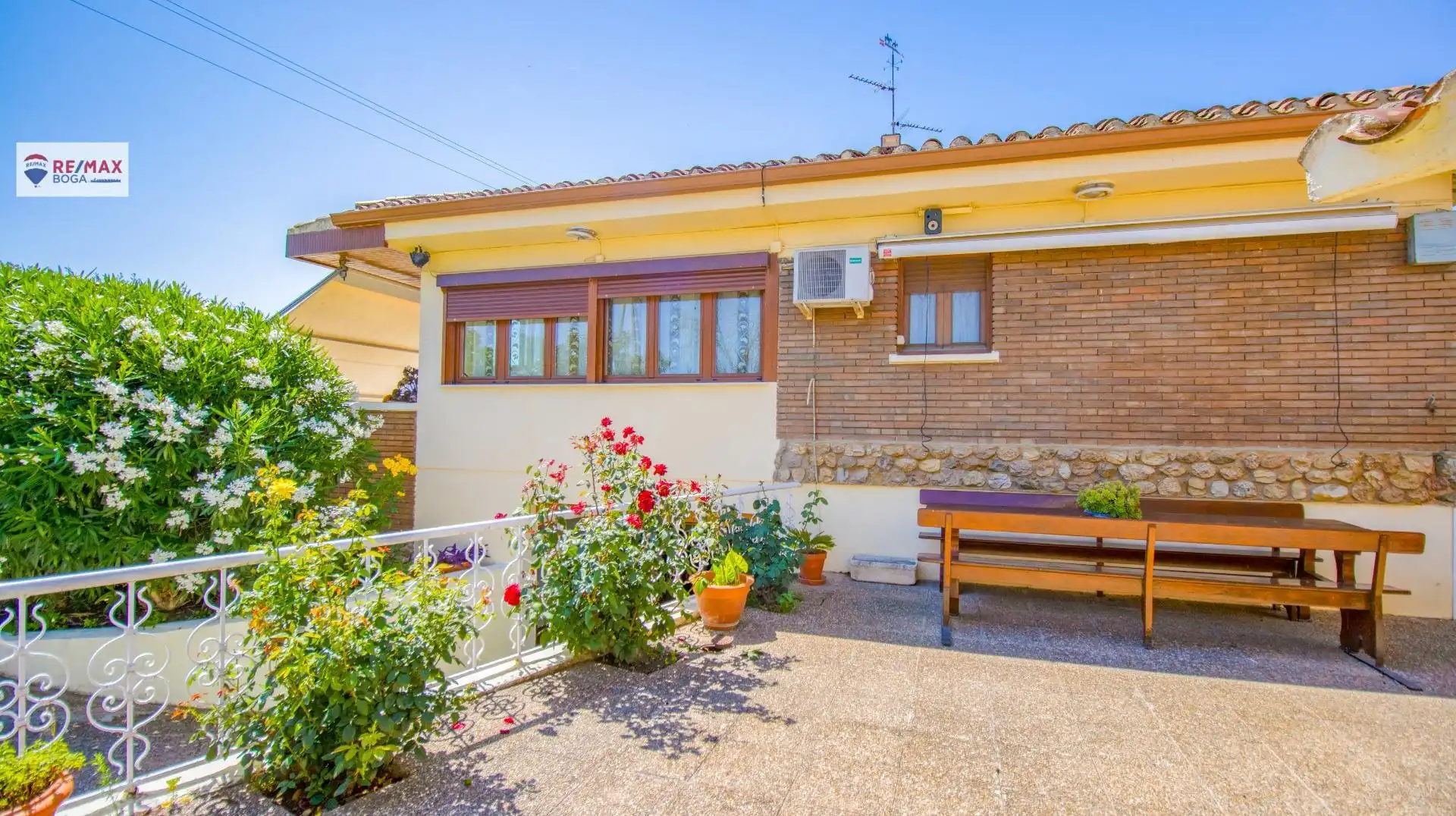 Vista exterior de Casa o xalet en venda en Oyón-Oion amb Aire condicionat, Jardí privat i Parquet
