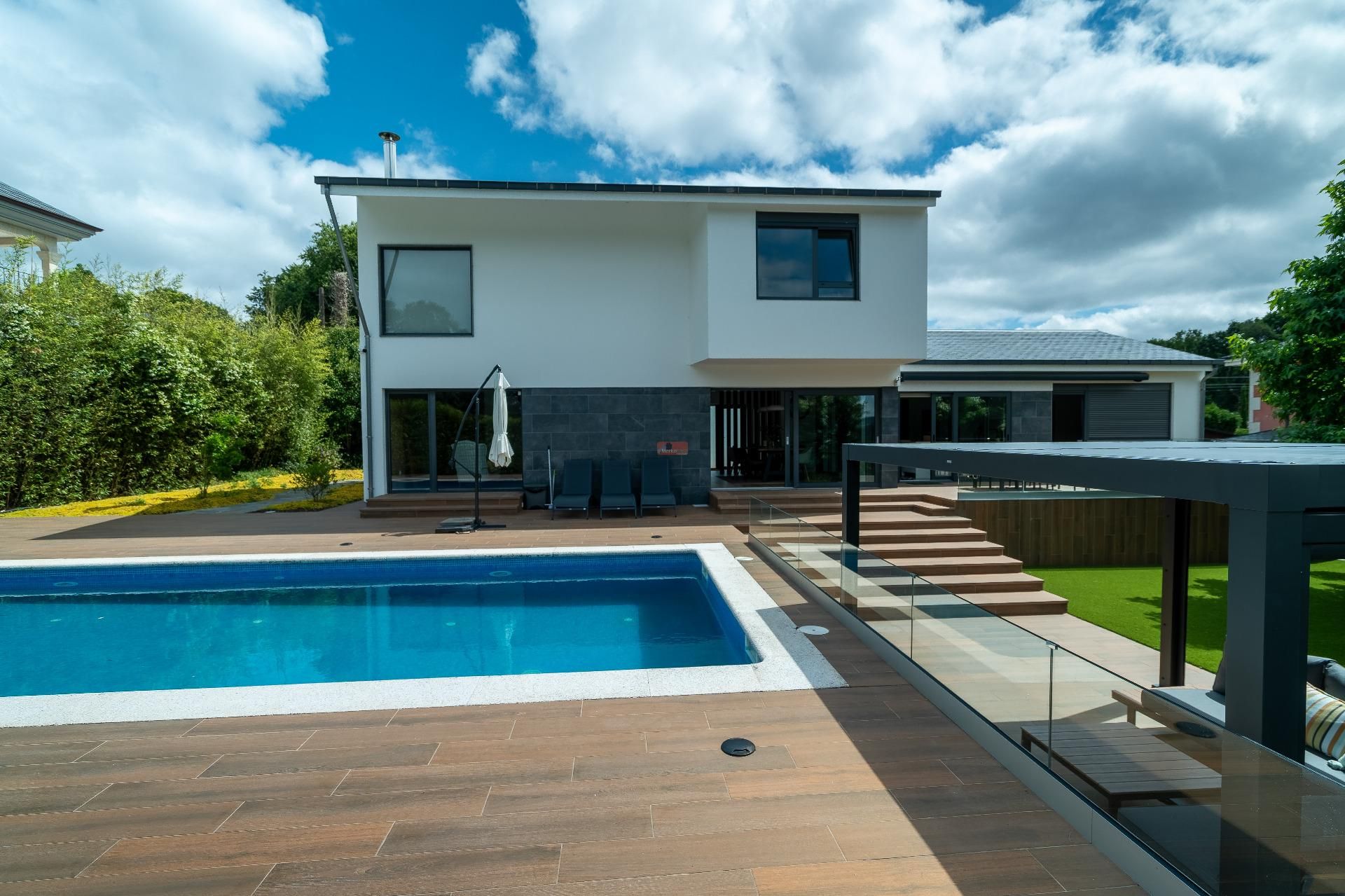 Piscina de Casa o xalet en venda en Lugo Capital amb Calefacció, Jardí privat i Piscina