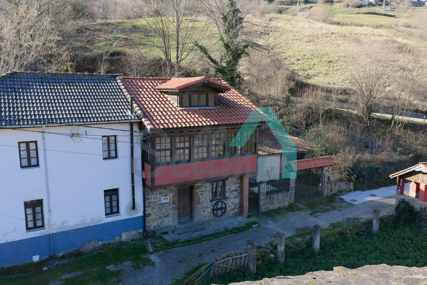 Vista exterior de Casa adosada en venda en Aller amb Jardí privat, Terrassa i Traster