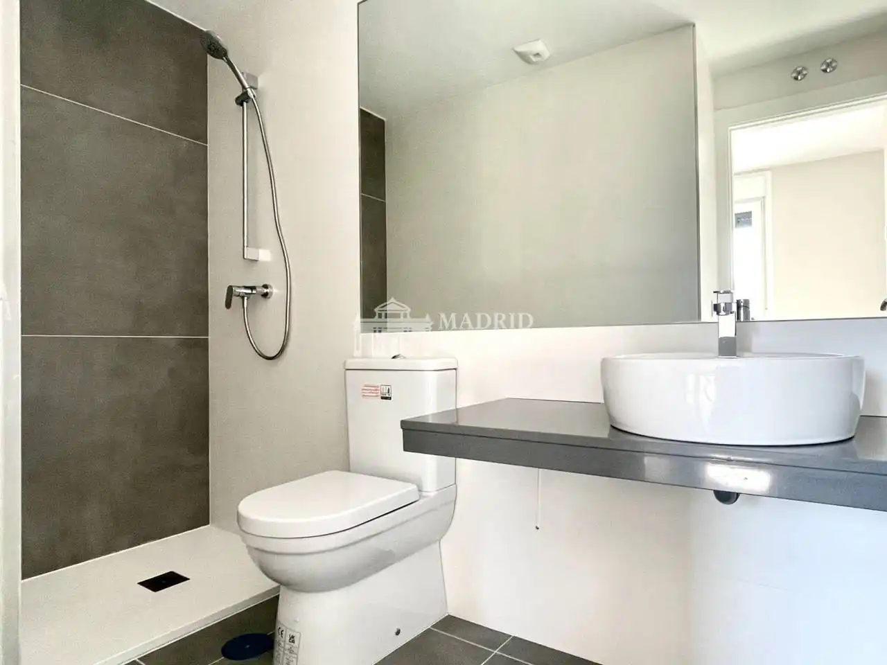 Baño de Ático de alquiler en Madrid con Aire acondicionado, Calefacción y Terraza