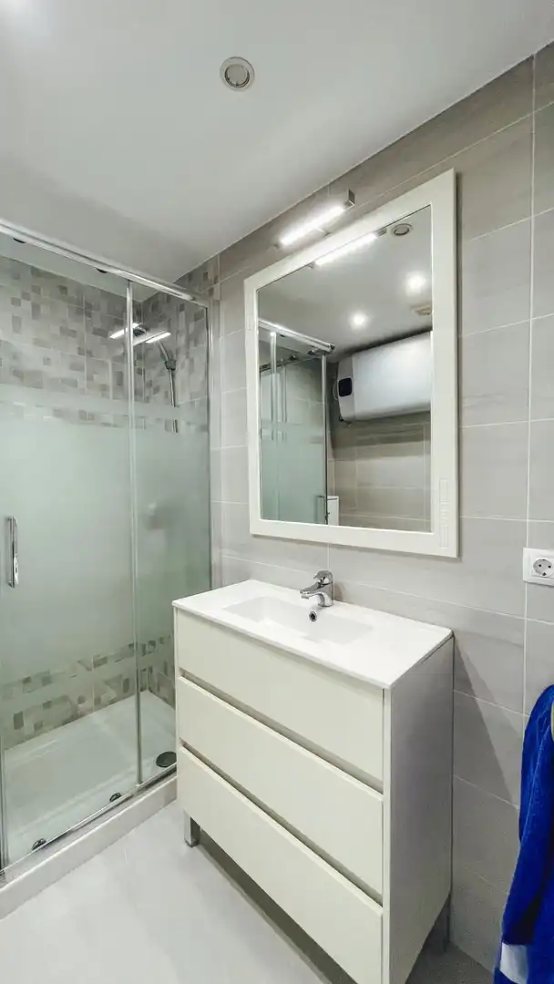 Bathroom of Apartments for rent in Benidorm  with Private garden and Community pool