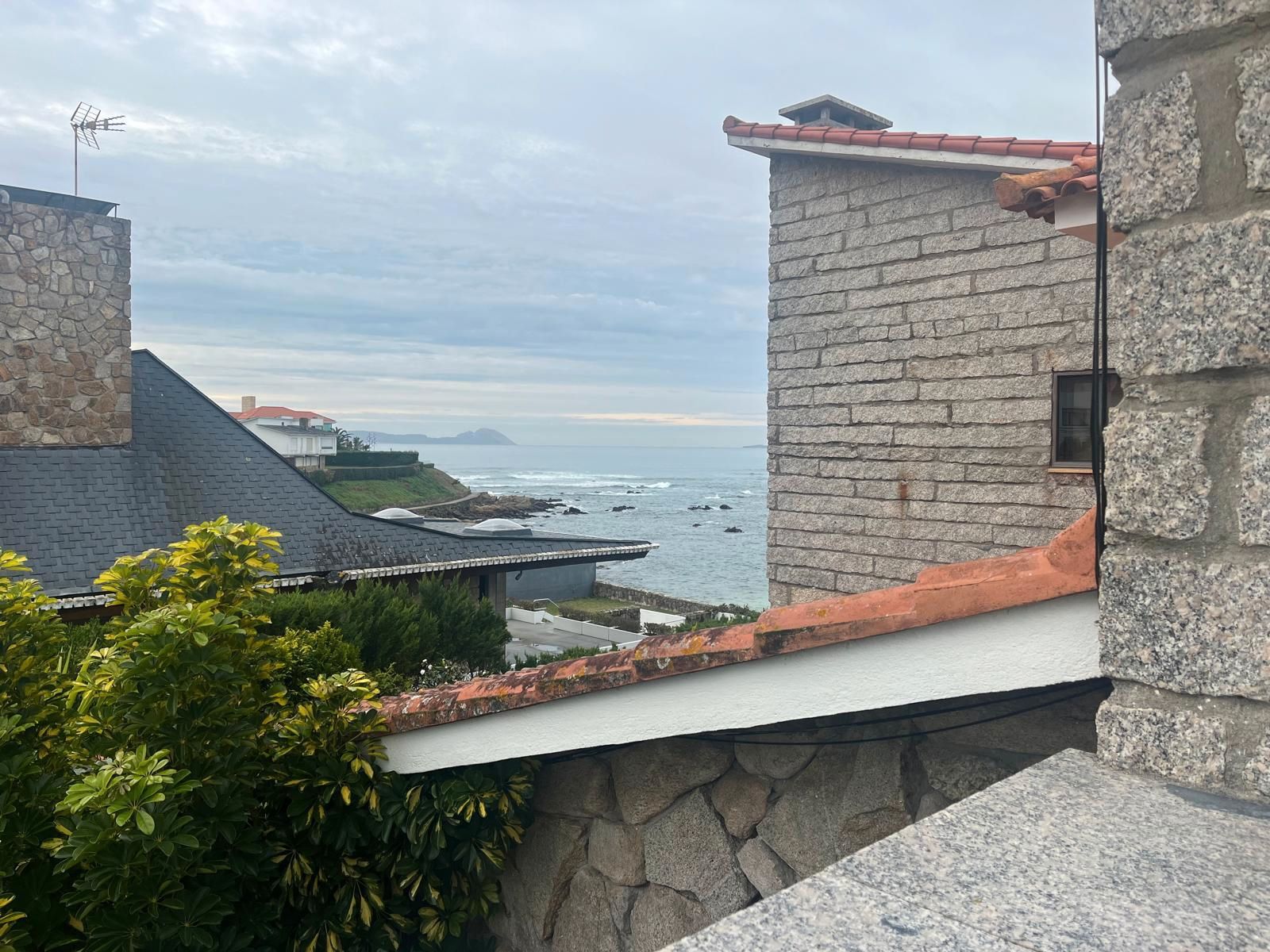 Vista exterior de Casa o xalet en venda en Vigo  amb Jardí privat, Terrassa i Traster