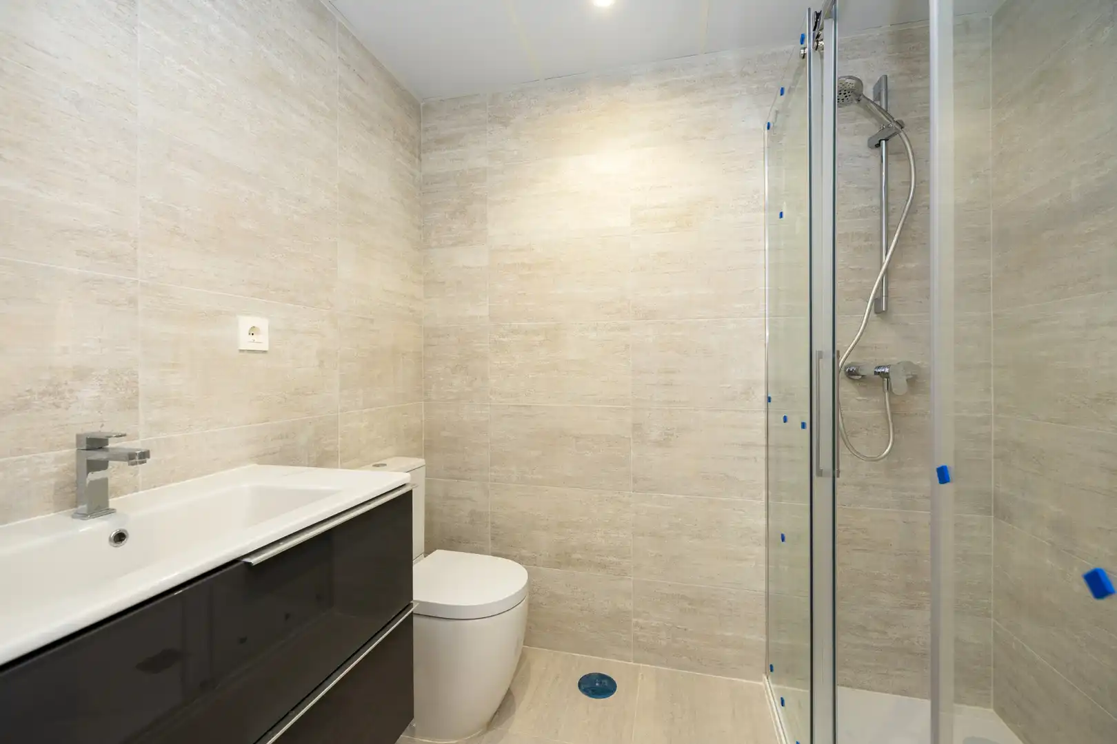 Bathroom of Flat for rent in Granada  with Air Conditioner, Heating and Terrace