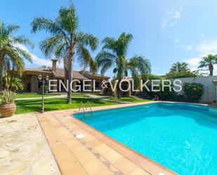 Exterior view of House or chalet for sale in Chiclana de la Frontera  with Air Conditioner, Heating and Private garden