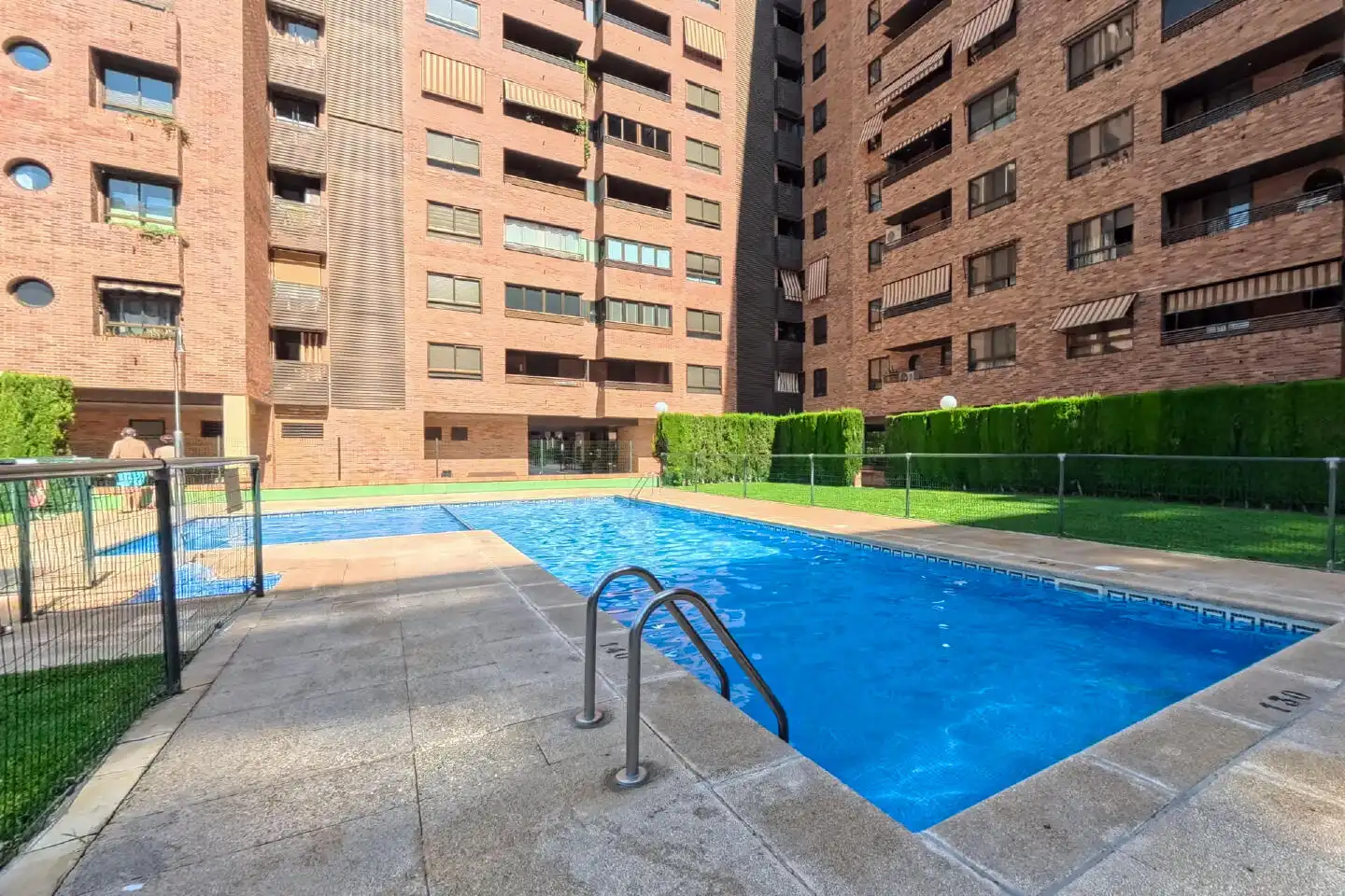 Swimming pool of Flat for sale in Zaragoza