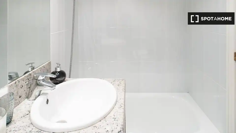 Bany de Apartament per a compartir en Barcelona amb Aire condicionat, Calefacció i Terrassa