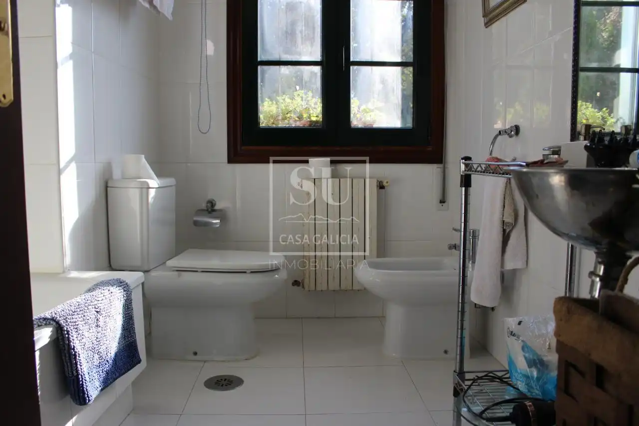 Bany de Casa o xalet en venda en Gondomar amb Calefacció, Jardí privat i Moblat