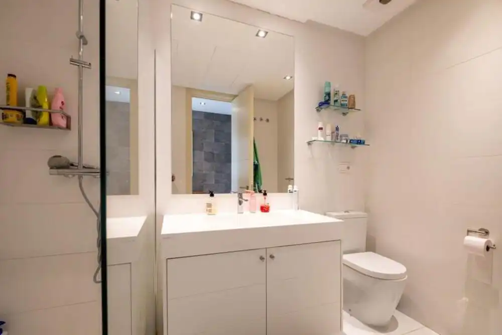 Baño de Planta baja de alquiler en Benahavís con Aire acondicionado, Terraza y Piscina