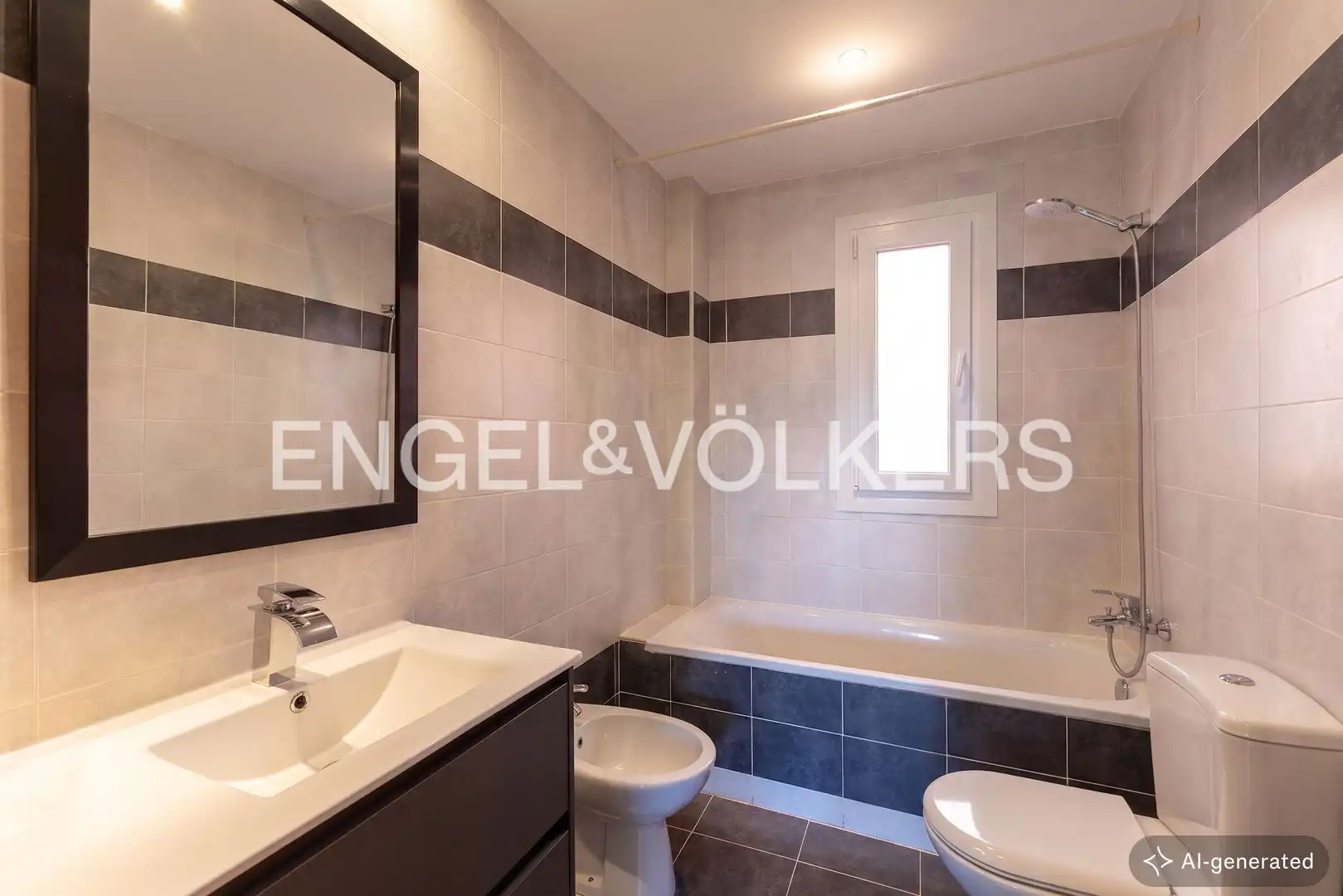 Bathroom of Flat for sale in Madrid  with Air Conditioner, Heating and Storage room