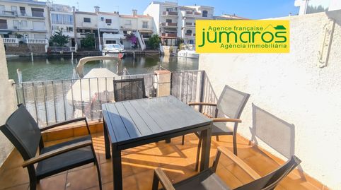 Casa de pescadores con amarre idealmente situada, cerca de la salida al mar y a solo 800 metros de las tiendas y restaurantes de E