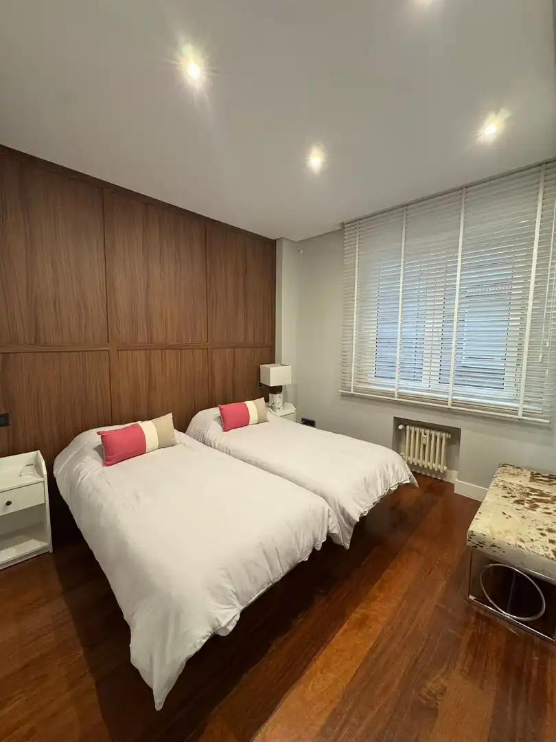 Schlafzimmer von Wohnung zur Miete in Madrid mit Klimaanlage, Heizung und Möbliert