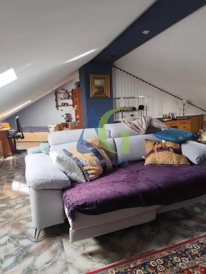 Sala d'estar de Casa o xalet en venda en Villaquilambre amb Calefacció, Jardí privat i Parquet