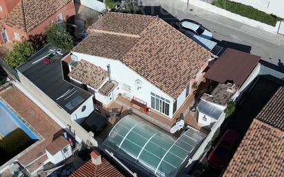 Vista exterior de Casa o xalet en venda en La Pobla de Vallbona amb Aire condicionat, Jardí privat i Terrassa