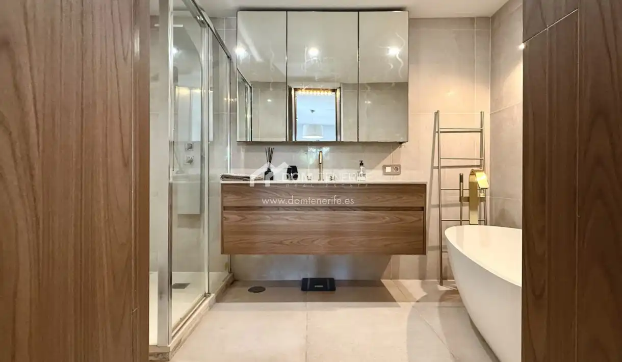 Baño de Piso en venta en Adeje con Terraza, Piscina y Amueblado