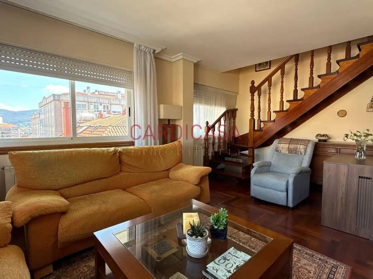Sala de estar de Dúplex en venta en Vigo  con Calefacción, Parquet y Terraza