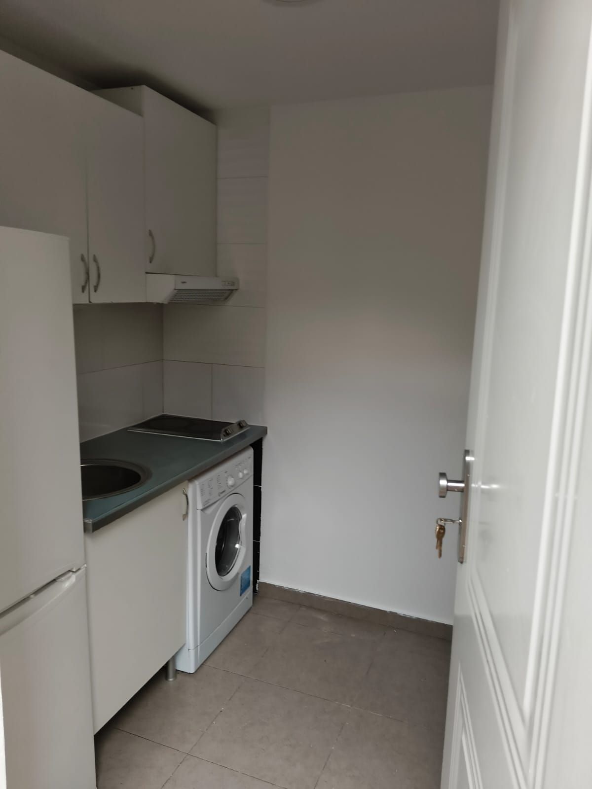 Cuina de Estudi de lloguer en  Madrid Capital amb Moblat i Rentadora