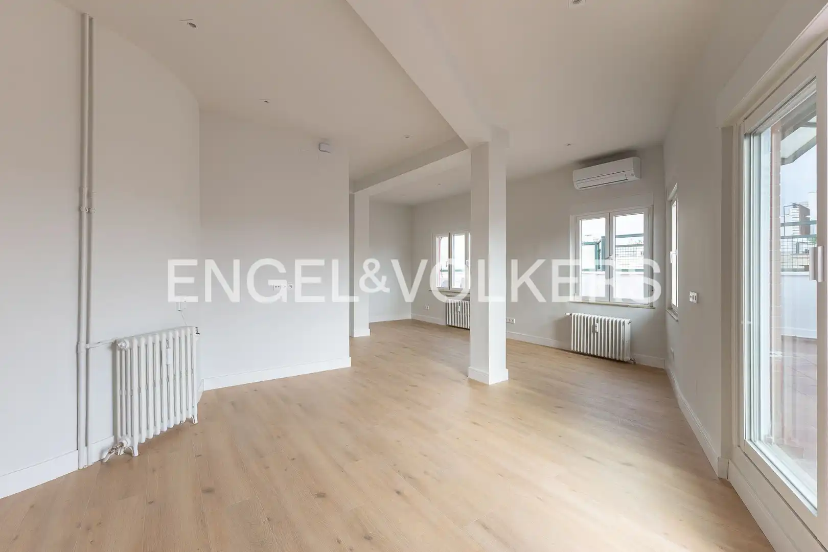 Living room of Flat for sale in Chamberí