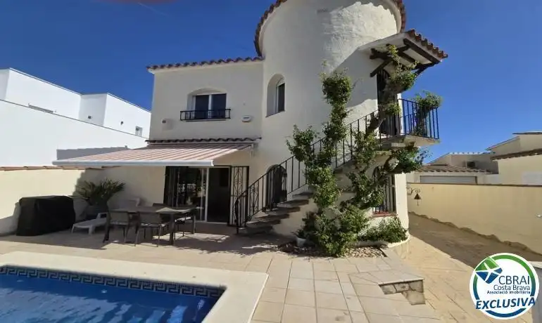 Vista exterior de Casa o xalet en venda en Empuriabrava amb Calefacció, Terrassa i Piscina