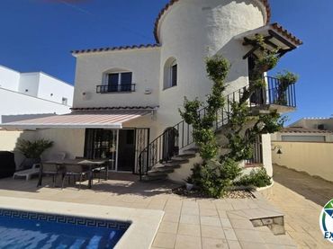 Detached house with pool for sale in Pení 120B
