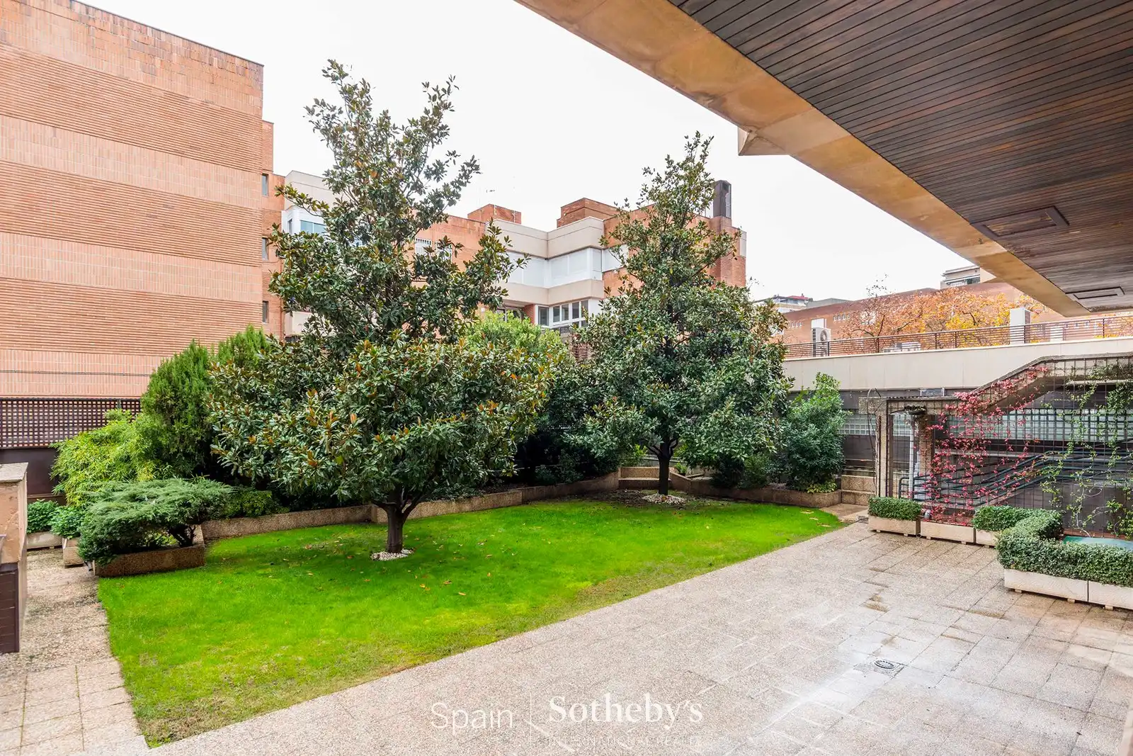 Jardín de Dúplex de alquiler en Madrid con Aire acondicionado, Calefacción y Trastero