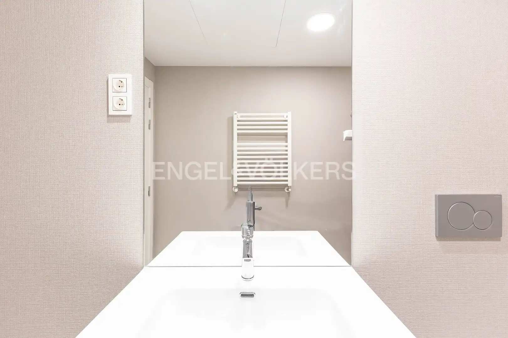 Bathroom of Flat for rent in Madrid  with Air Conditioner, Heating and Storage room