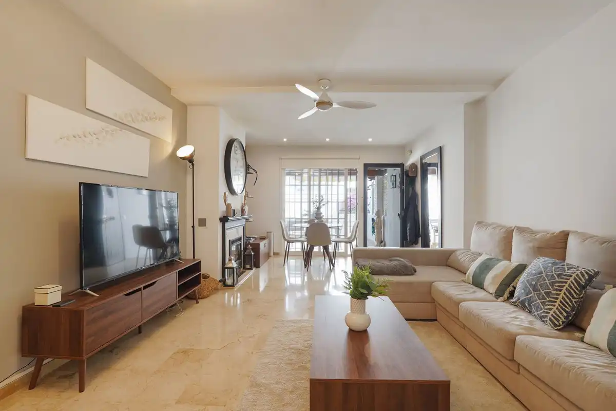 Sala d'estar de Apartament en venda en Estepona amb Calefacció, Jardí privat i Terrassa
