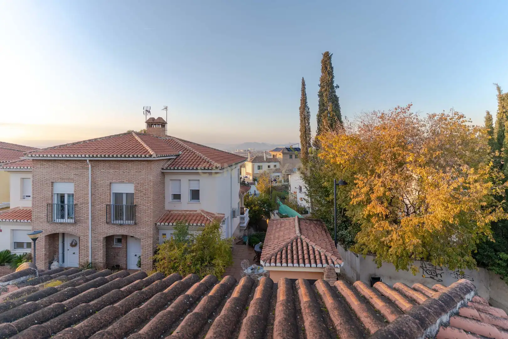 Vista exterior de Casa adosada en venda en La Zubia amb Aire condicionat, Jardí privat i Traster