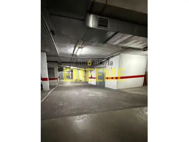 Aparcament de Pis en venda en Ronda amb Aire condicionat, Moblat i Forn