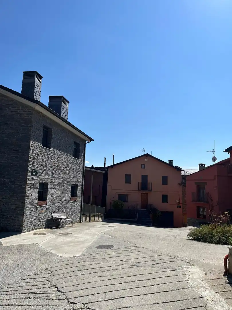 Vista exterior de Dúplex en venda en Montferrer i Castellbò amb Calefacció, Terrassa i Balcó