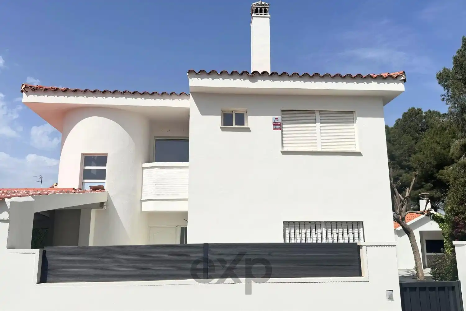 Vista exterior de Casa o xalet en venda en Riba-roja de Túria amb Aire condicionat, Jardí privat i Terrassa
