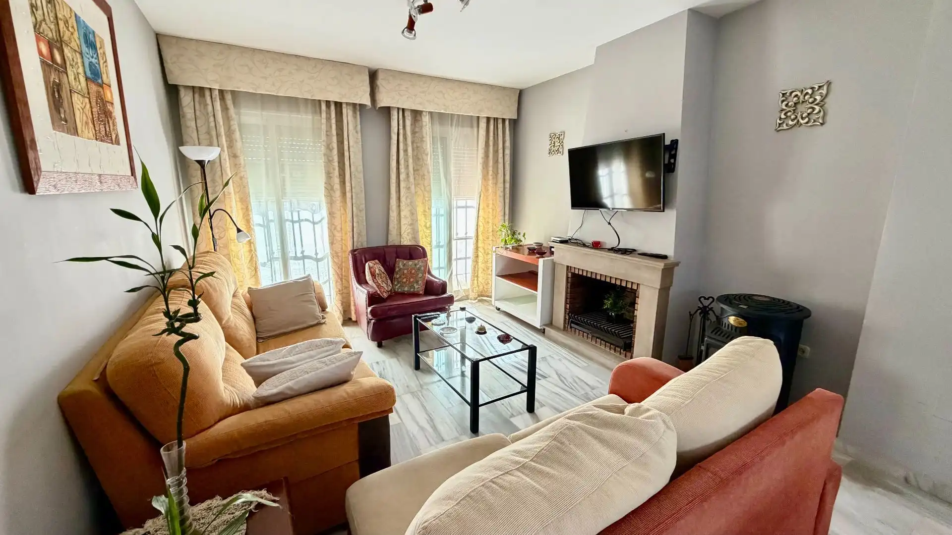 Wohnzimmer von Einfamilien-Reihenhaus zur Miete in Fuengirola mit Klimaanlage, Privatgarten und Terrasse