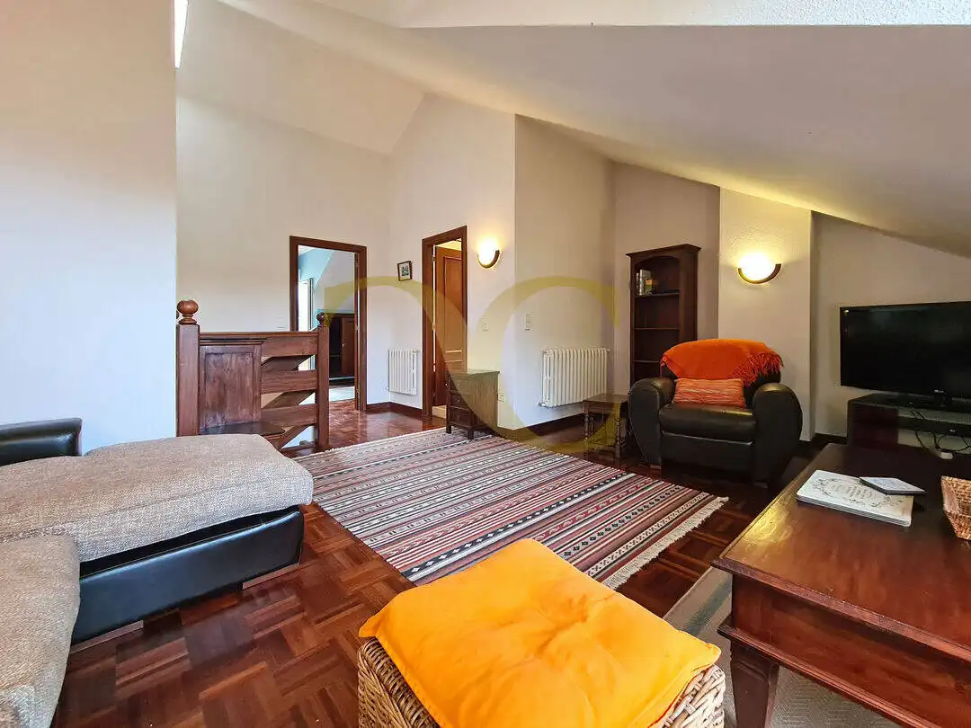 Sala de estar de Casa adosada en venta en Ribadesella con Calefacción, Trastero y Amueblado