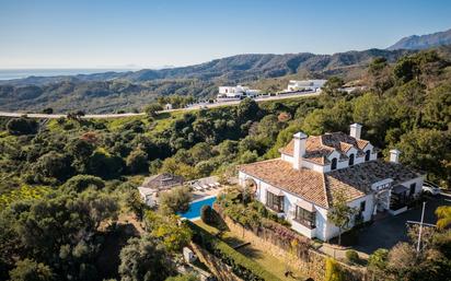 Vista exterior de Casa o xalet en venda en Benahavís amb Jardí privat, Terrassa i Piscina