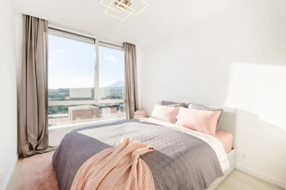 Habitación de Casa adosada de alquiler en Estepona con Aire acondicionado, Terraza y Piscina
