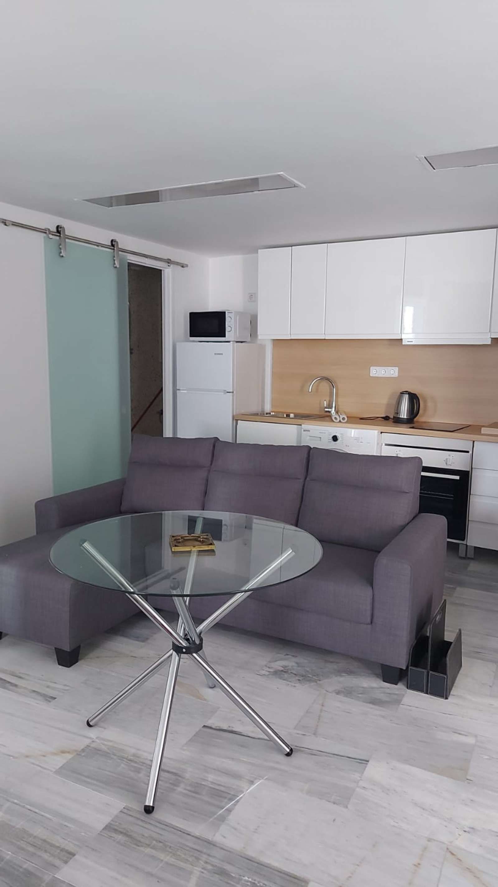 Cuina de Estudi per a compartir en  Sevilla Capital amb Aire condicionat, Terrassa i Moblat