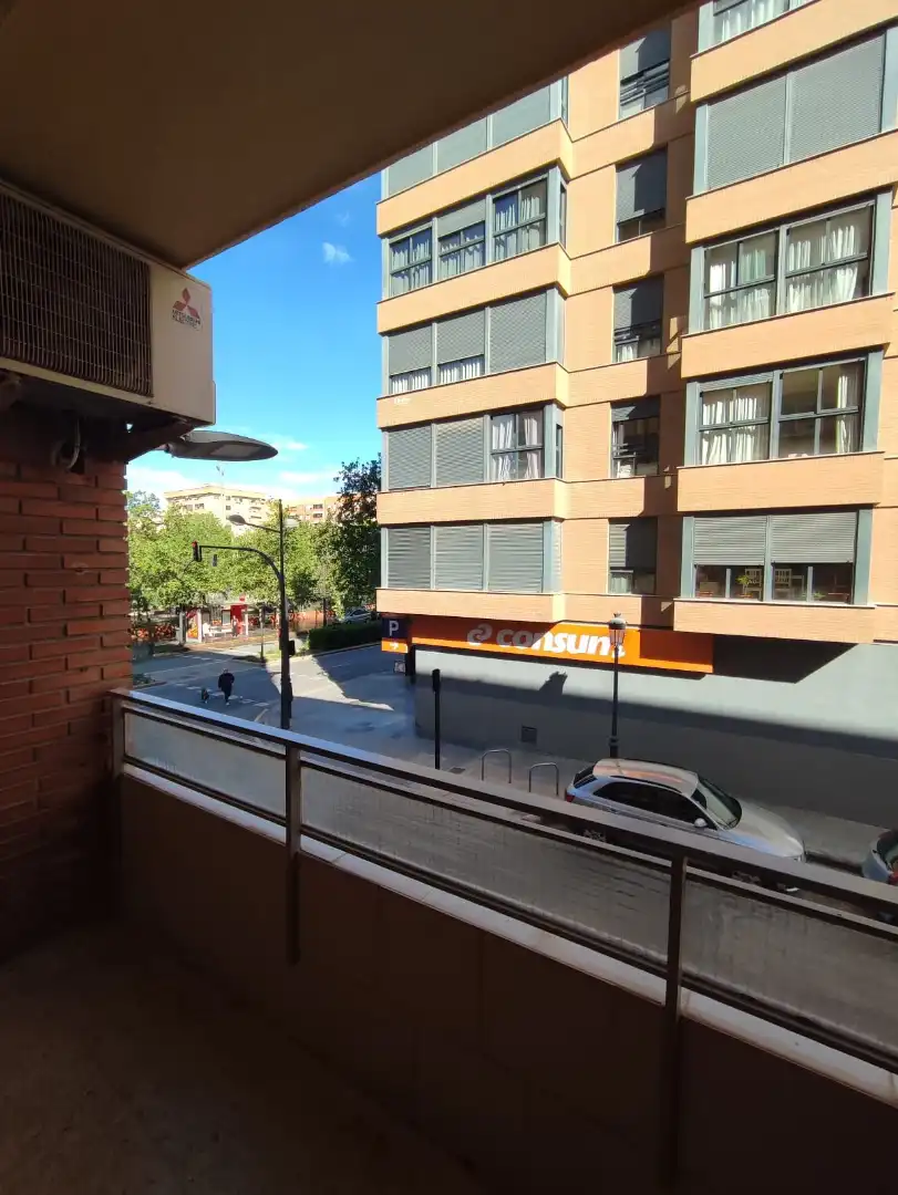 Vista exterior de Pis de lloguer en Valencia amb Terrassa, Moblat i Rentadora