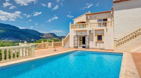 Villa moderna de lujo con vistas panorámicas al valle, piscina privada y 5 dormitorios en Orba, imatge 3
