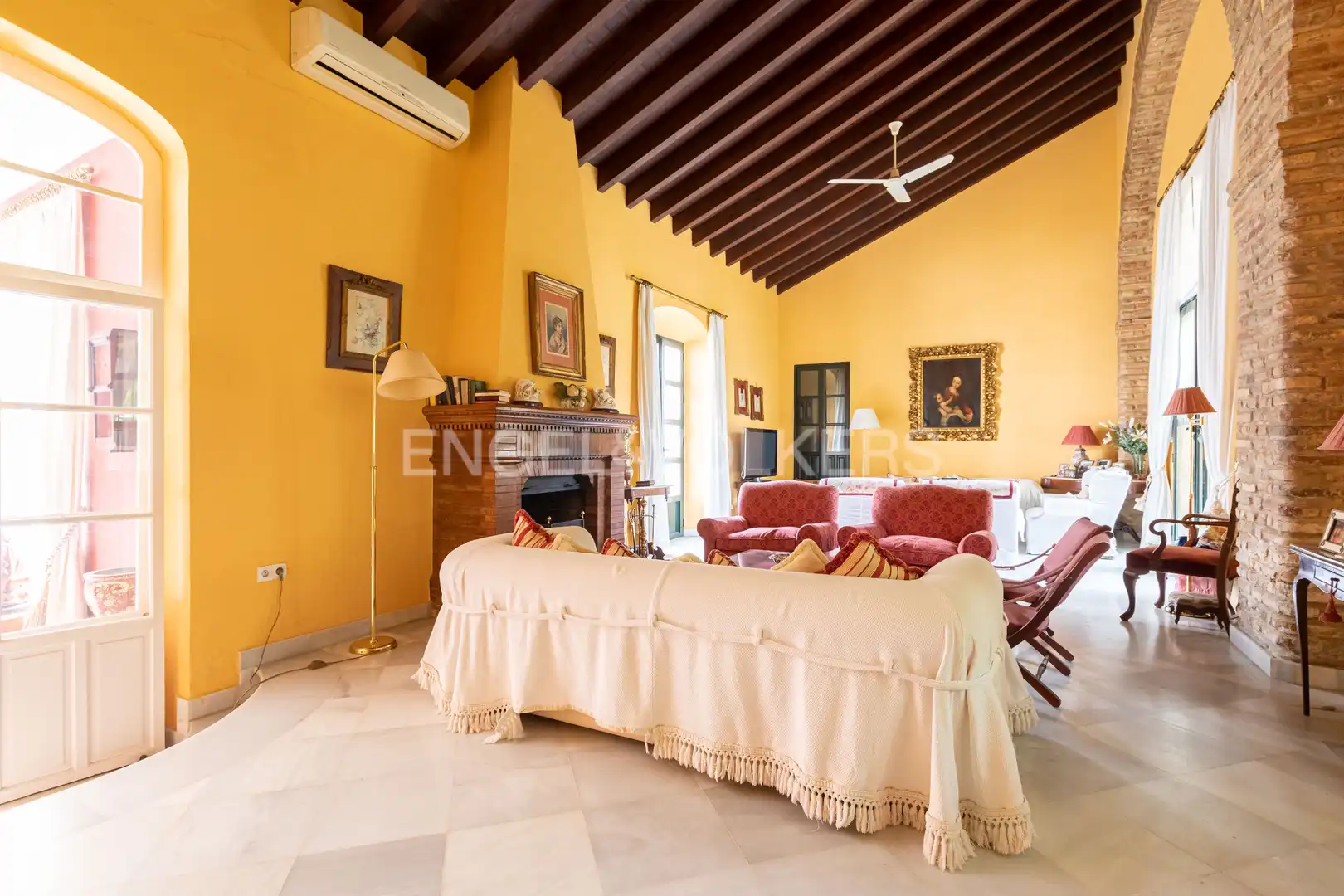 Sala de estar de Casa o chalet en venta en Umbrete con Calefacción, Jardín privado y Piscina