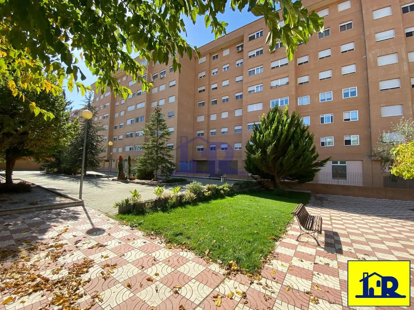 Vista exterior de Àtic de lloguer en Cuenca amb Calefacció, Terrassa i Piscina