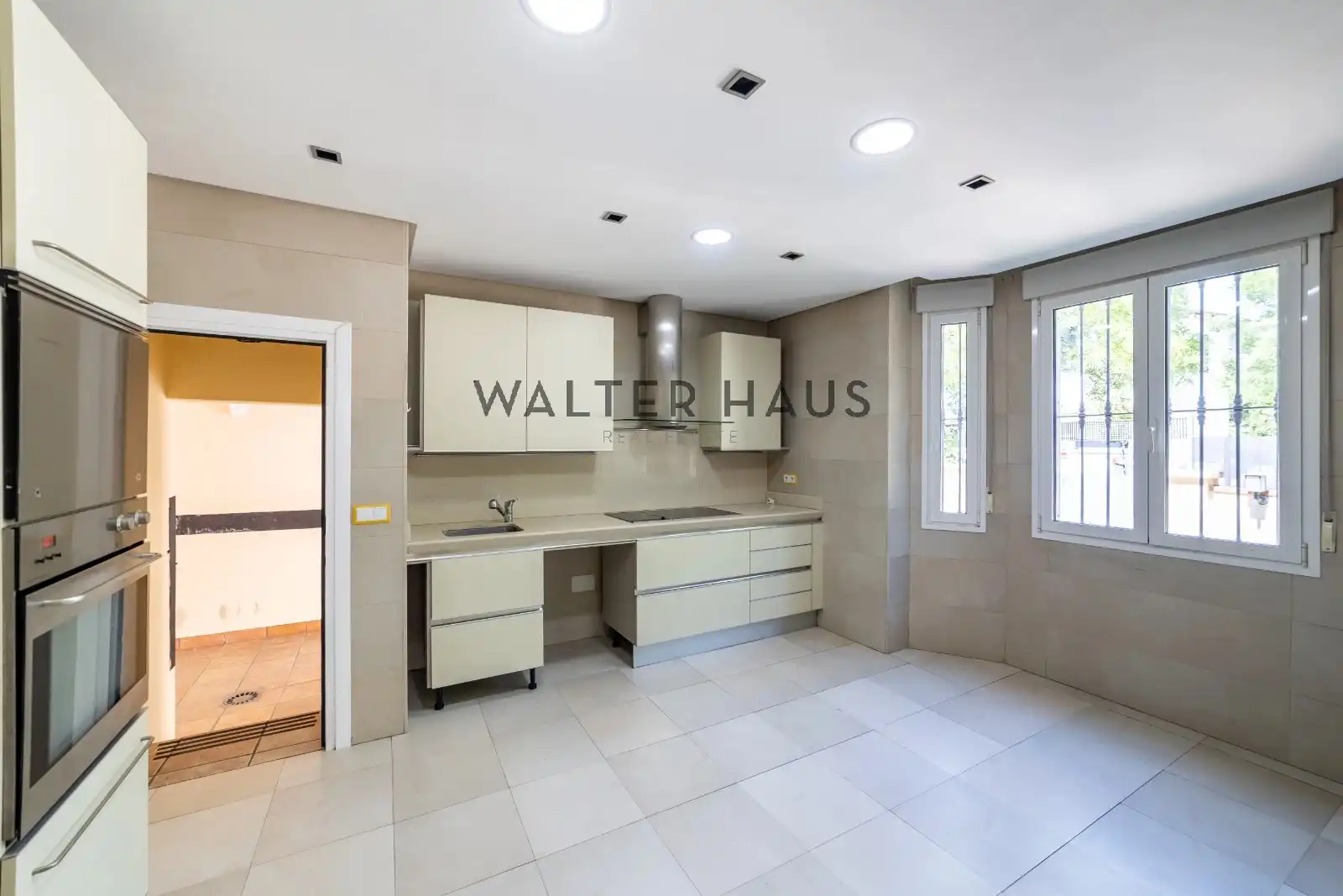 Cocina de Casa o chalet en venta en Madrid con Aire acondicionado, Jardín privado y Terraza