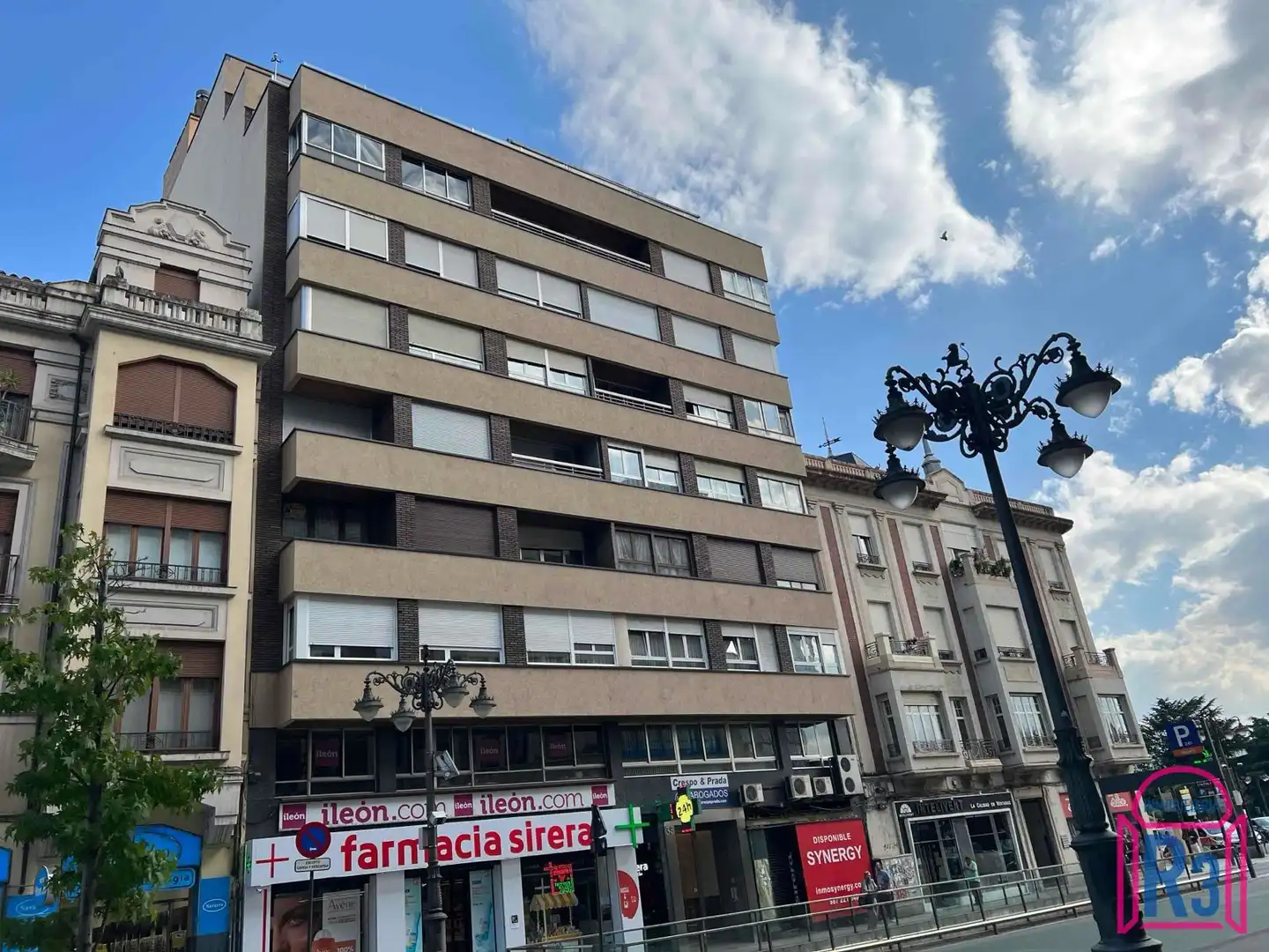 Vista exterior de Àtic en venda en León Capital  amb Calefacció i Terrassa