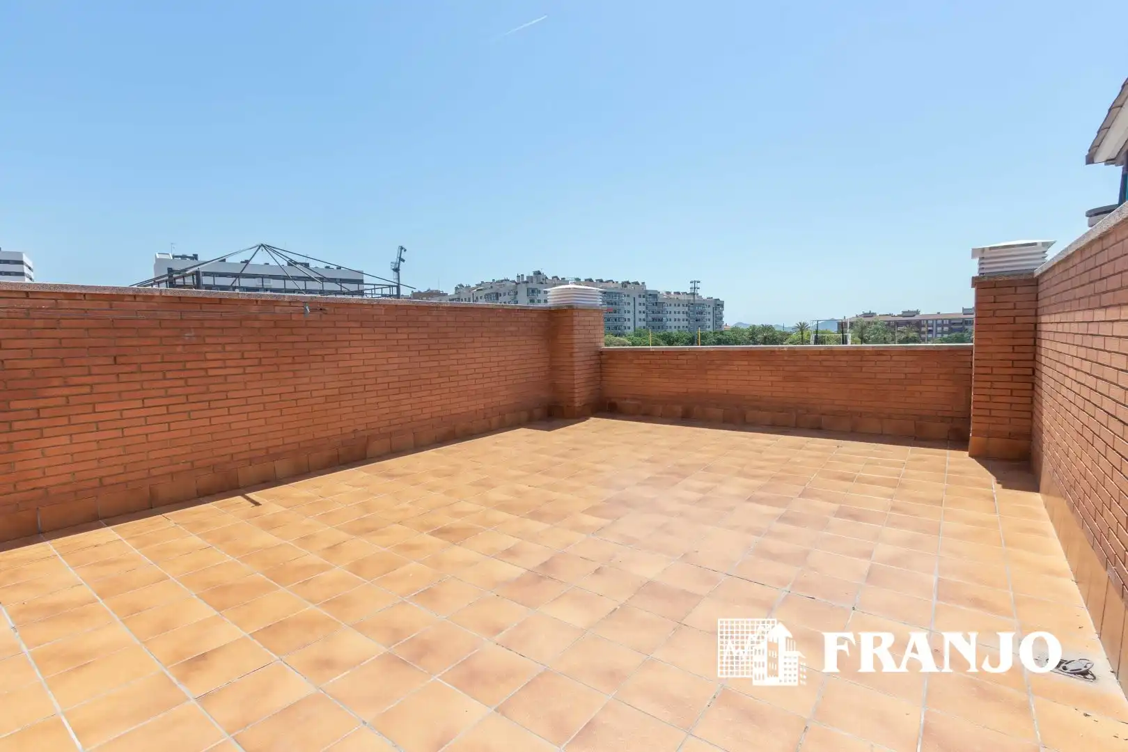 Terrasse von Einfamilien-Reihenhaus zum Verkauf in Barberà del Vallès mit Klimaanlage, Heizung und Terrasse